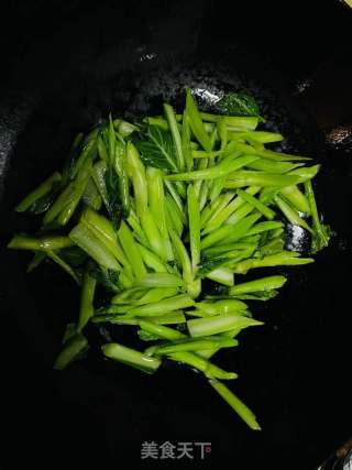 广东名菜-生炒菜心的做法步骤：3
