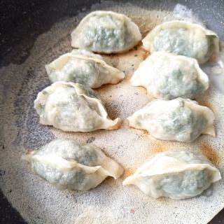 冰花荠菜煎饺的做法步骤：17