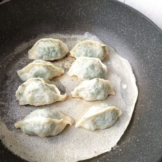 冰花荠菜煎饺的做法步骤：16