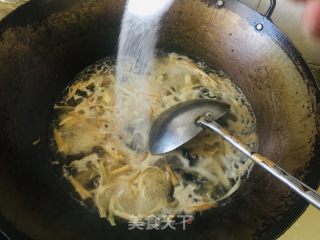 酸辣肉丝汤的做法步骤：4