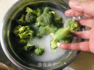 家庭版白灼西兰花的做法步骤：2