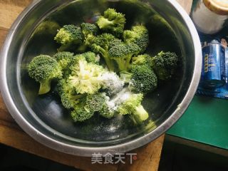 家庭版白灼西兰花的做法步骤：1