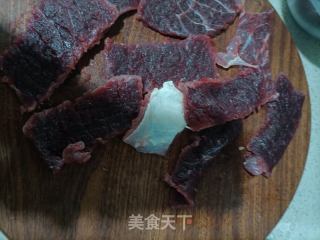 洋葱炒牛排的做法步骤：1