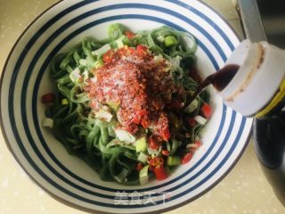 油泼辣子菠菜面的做法步骤：11
