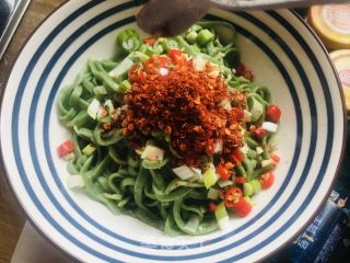 油泼辣子菠菜面的做法步骤：10