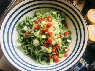 油泼辣子菠菜面的做法步骤：9