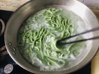 油泼辣子菠菜面的做法步骤：8