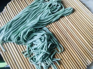 油泼辣子菠菜面的做法步骤：6