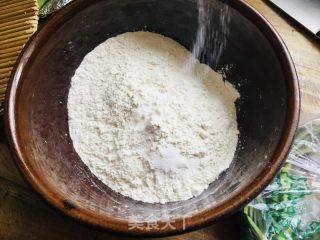 油泼辣子菠菜面的做法步骤：1