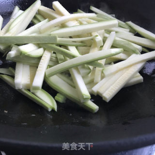 茶油炒葫芦条的做法步骤：5