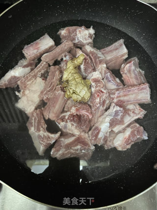 排骨焖年糕的做法步骤：2