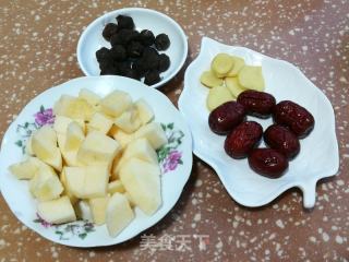 桂圆红枣苹果汤的做法步骤：1