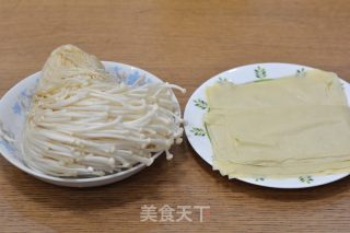 金针菇豆皮卷的做法步骤：1