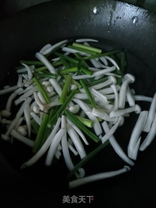 蒜苔白玉菇炒鸡蛋的做法步骤：3