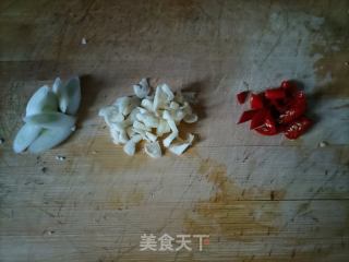 蒜苔白玉菇炒鸡蛋的做法步骤：2