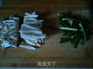 蒜苔白玉菇炒鸡蛋的做法步骤：1