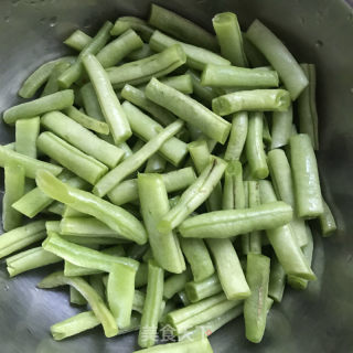 干煸豆角的做法步骤：3