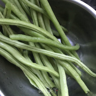 干煸豆角的做法步骤：1