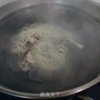 葱香鸡肉丸子面的做法步骤：3