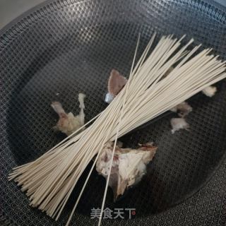 葱香鸡肉丸子面的做法步骤：1