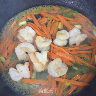 虾仁胡萝卜炒鸡蛋的做法步骤：8