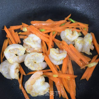 虾仁胡萝卜炒鸡蛋的做法步骤：7