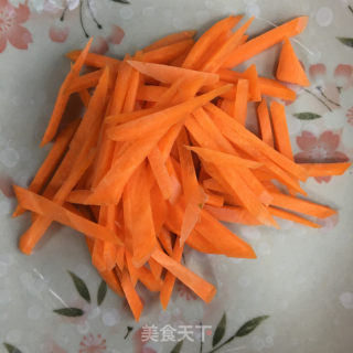虾仁胡萝卜炒鸡蛋的做法步骤：4
