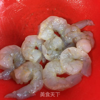 虾仁胡萝卜炒鸡蛋的做法步骤：2