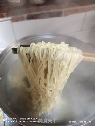 炒牛肉方便面的做法步骤：3