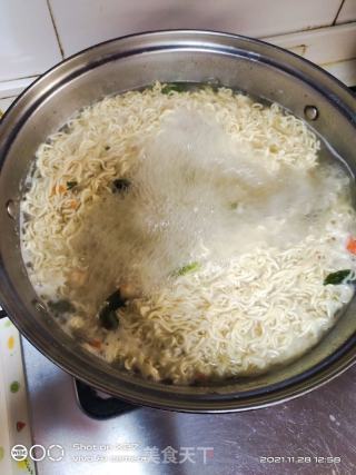 炒牛肉方便面的做法步骤：2