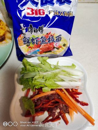 炒牛肉方便面的做法步骤：1