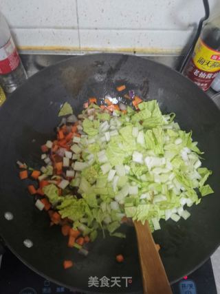 腊肉杂蔬炒饭的做法步骤：4