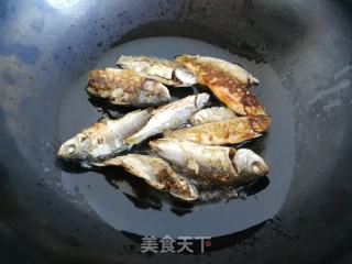 溪鱼烧萝卜丝的做法步骤：4