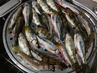 溪鱼烧萝卜丝的做法步骤：1