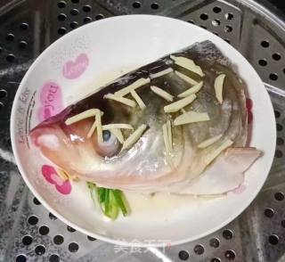 剁椒蒸鱼头的做法步骤：10