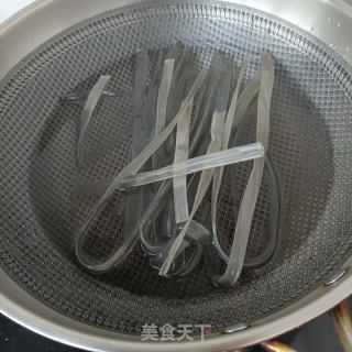 鸡肉流汁宽粉的做法步骤：1