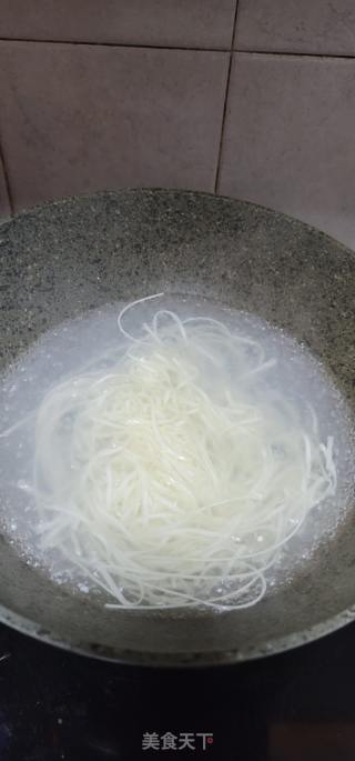 榨菜瘦肉汤面的做法步骤：3