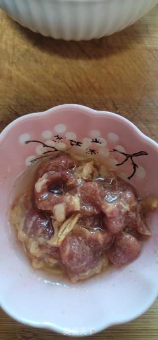 榨菜瘦肉汤面的做法步骤：2
