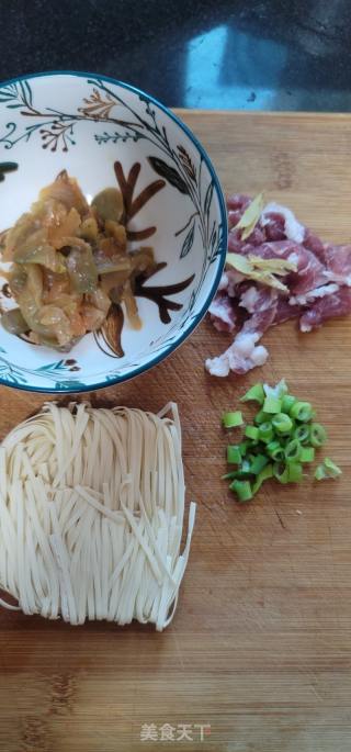 榨菜瘦肉汤面的做法步骤：1