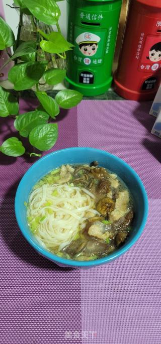 滑子菇肉片汤面的做法步骤：10