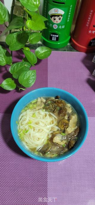 滑子菇肉片汤面的做法步骤：9