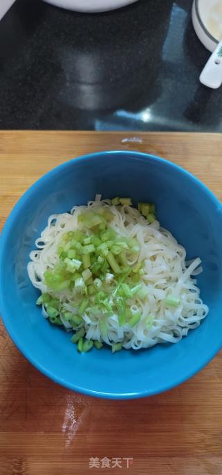滑子菇肉片汤面的做法步骤：7