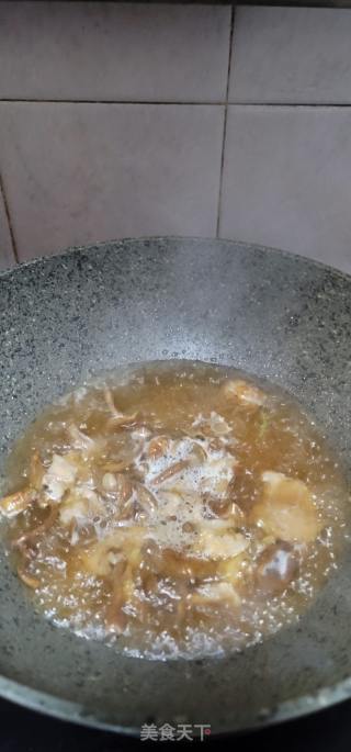 滑子菇肉片汤面的做法步骤：6