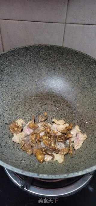 滑子菇肉片汤面的做法步骤：5