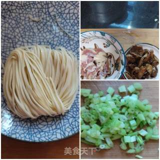 滑子菇肉片汤面的做法步骤：1