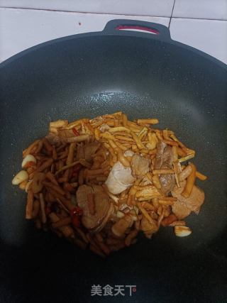 萝卜干炒卤肉的做法步骤：7