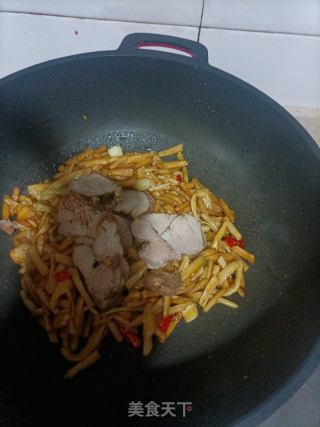萝卜干炒卤肉的做法步骤：6