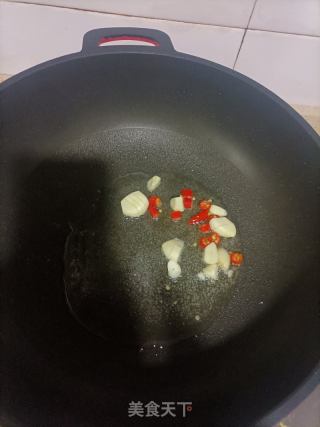萝卜干炒卤肉的做法步骤：2