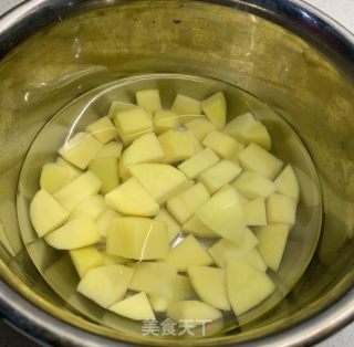 超下饭！广章肉卷焖土豆的做法步骤：4
