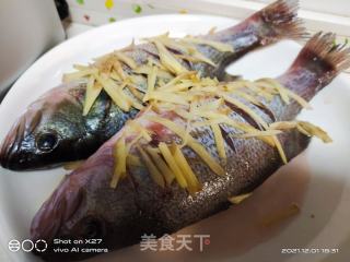 清蒸鲈鱼的做法步骤：1
